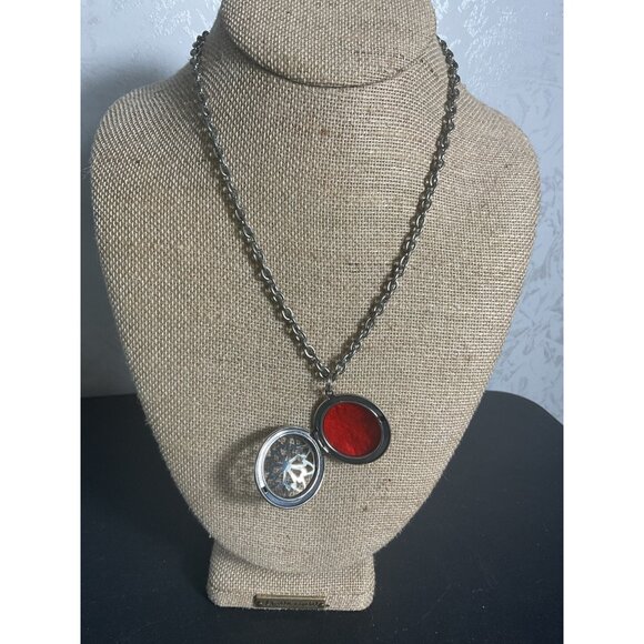 Locket Design Aromatherapy Essential Oil Diffuser Necklace With Red Felt Insert - Picture 4 of 6